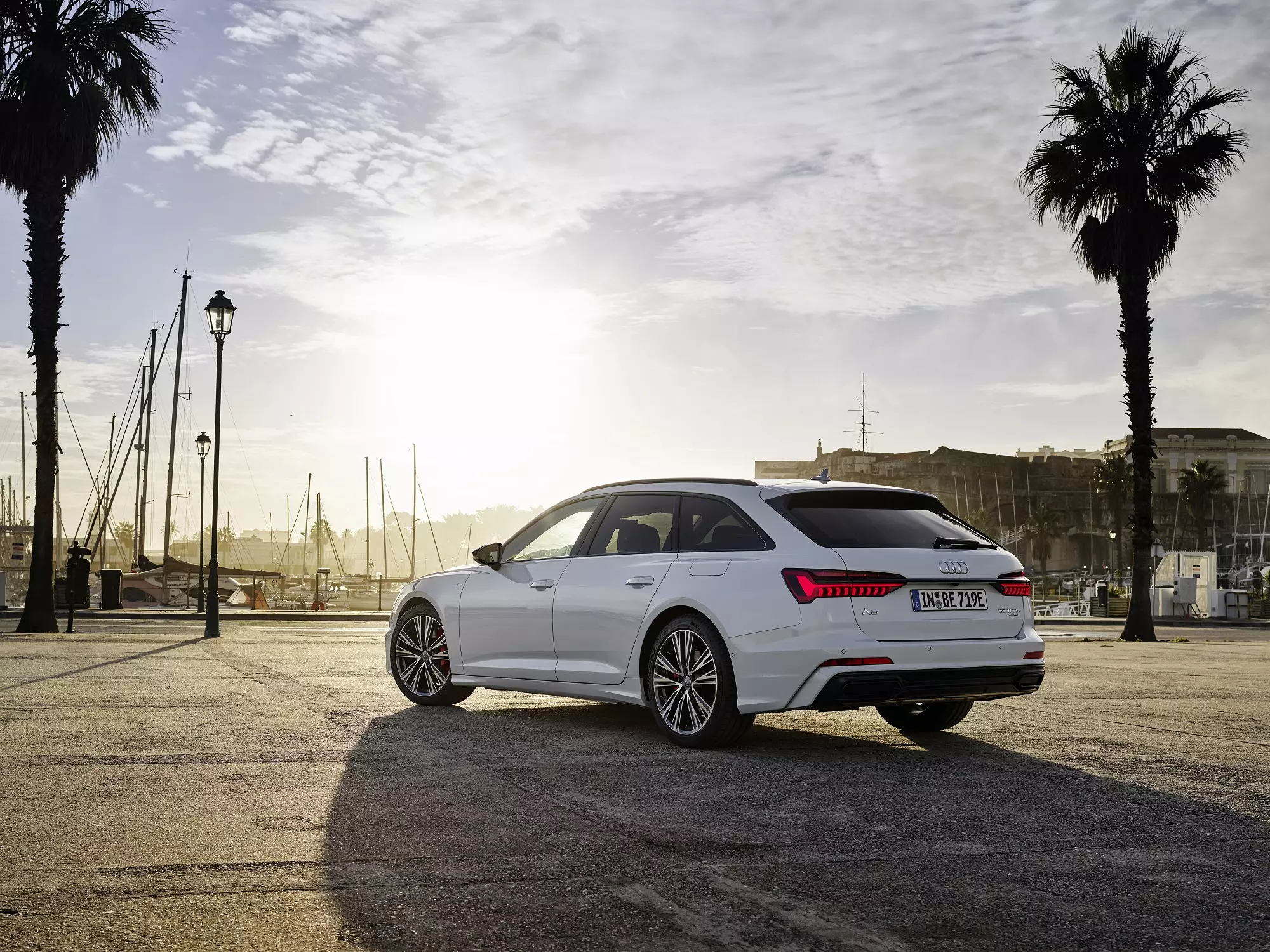 Audi A6 Avant 55 TFSI และ quattro