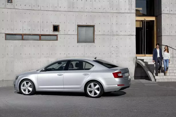 ឆ្នាំ 2013-Skoda-Octavia-III-3[2]