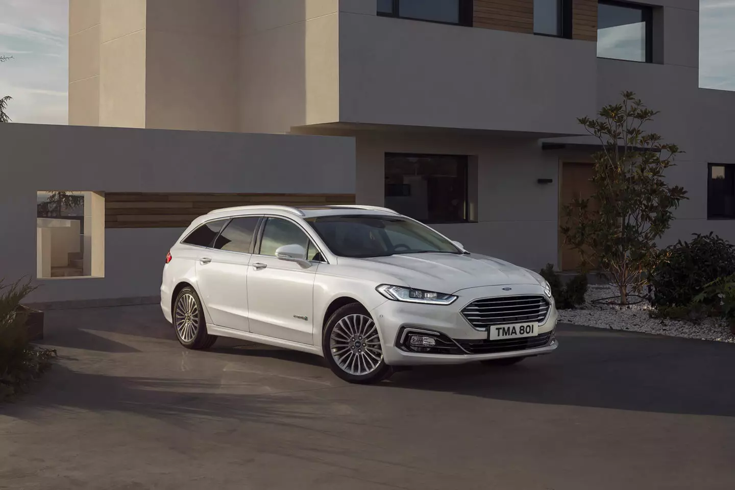 Ford Mondeo hybridi