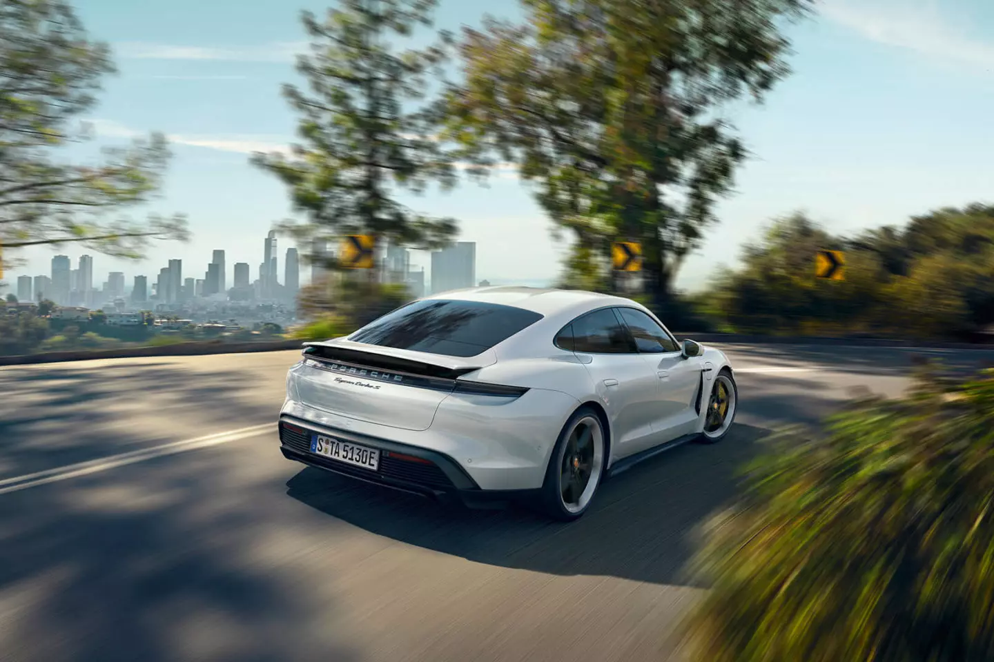 Ụlọ ọrụ Porsche Taycan Turbo S