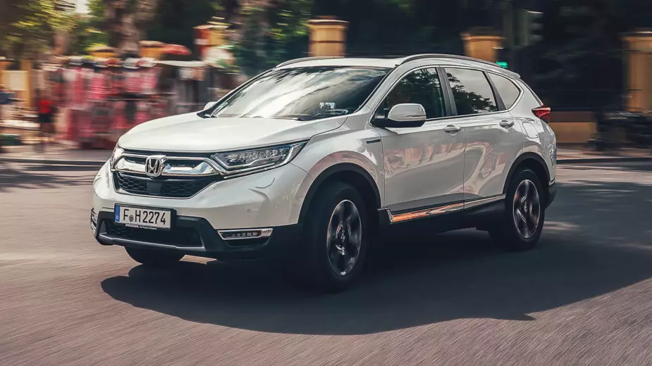 Honda CR-V Hybrid. At the wheel of the hybrid that looks like an electric… gasoline. Confused?