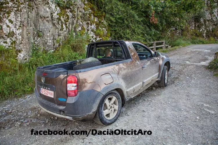 dacia-duster-2-door-puck-up-prototype-spy-rumeenias-85109_1