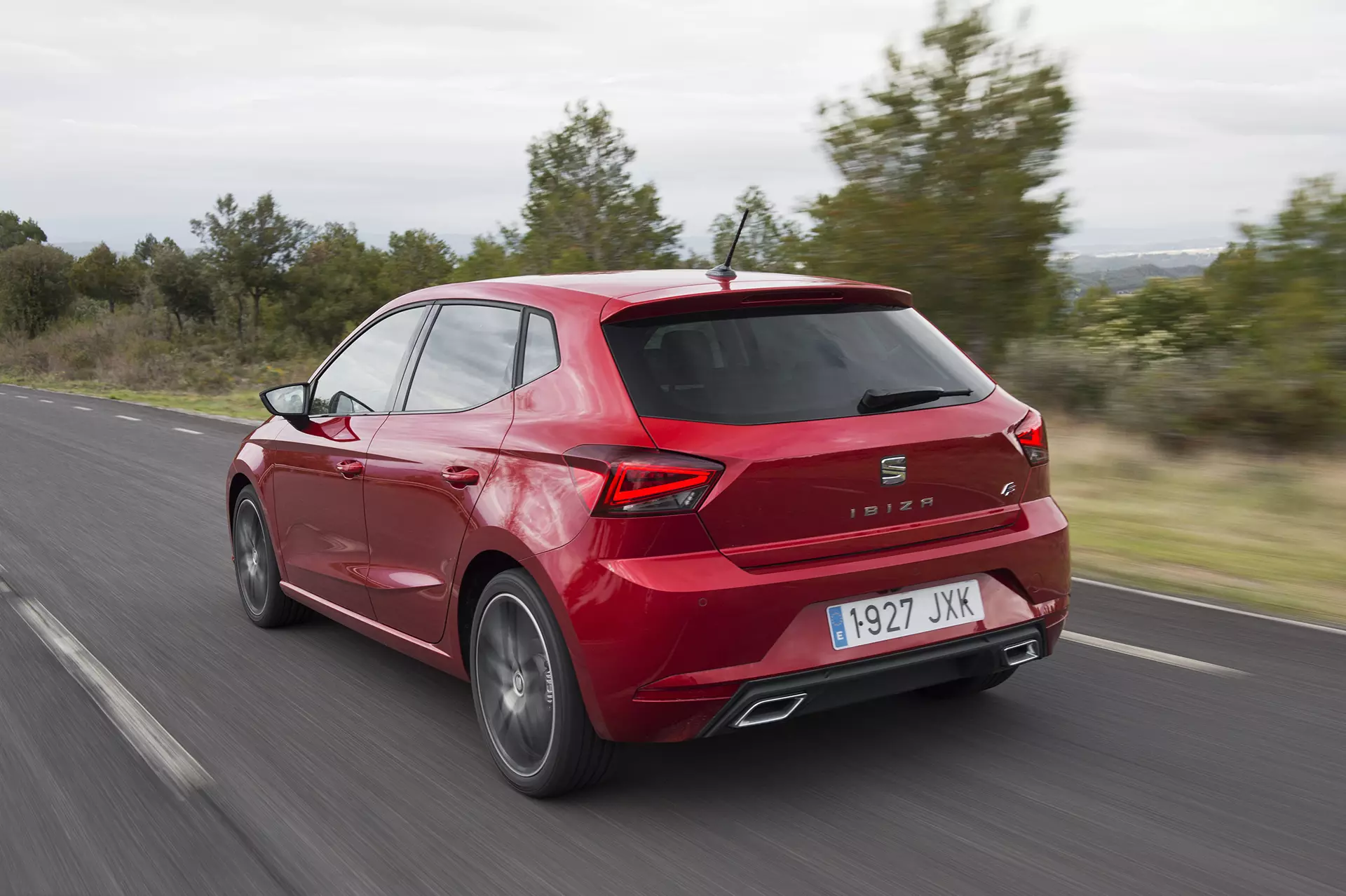 ಹೊಸ SEAT Ibiza ಚಕ್ರದಲ್ಲಿ. 5 ನೇ ತಲೆಮಾರಿನ ಎಲ್ಲಾ ಇತ್ತೀಚಿನದು. 8512_6