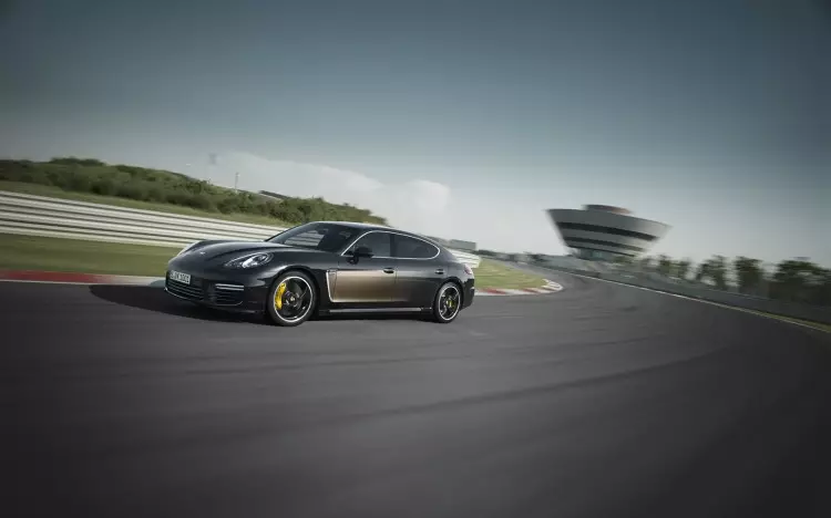 2015-Porsche-Panamera-Turbo-S-Exclusive-Serie-Motion-1-1680x1050