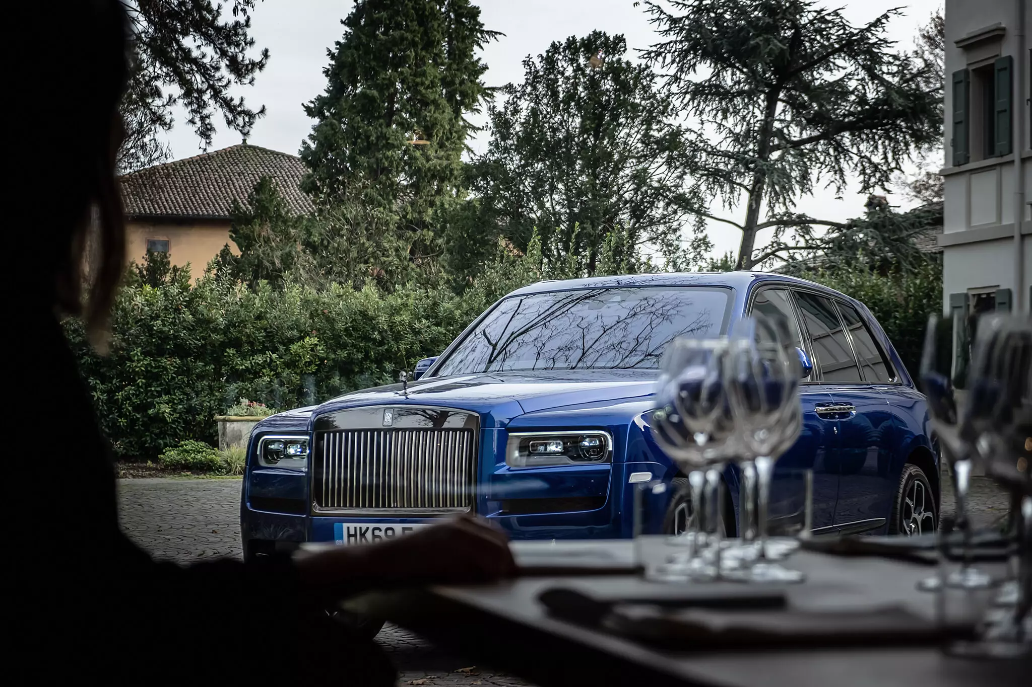 Insignia negra de Rolls-Royce Cullinan