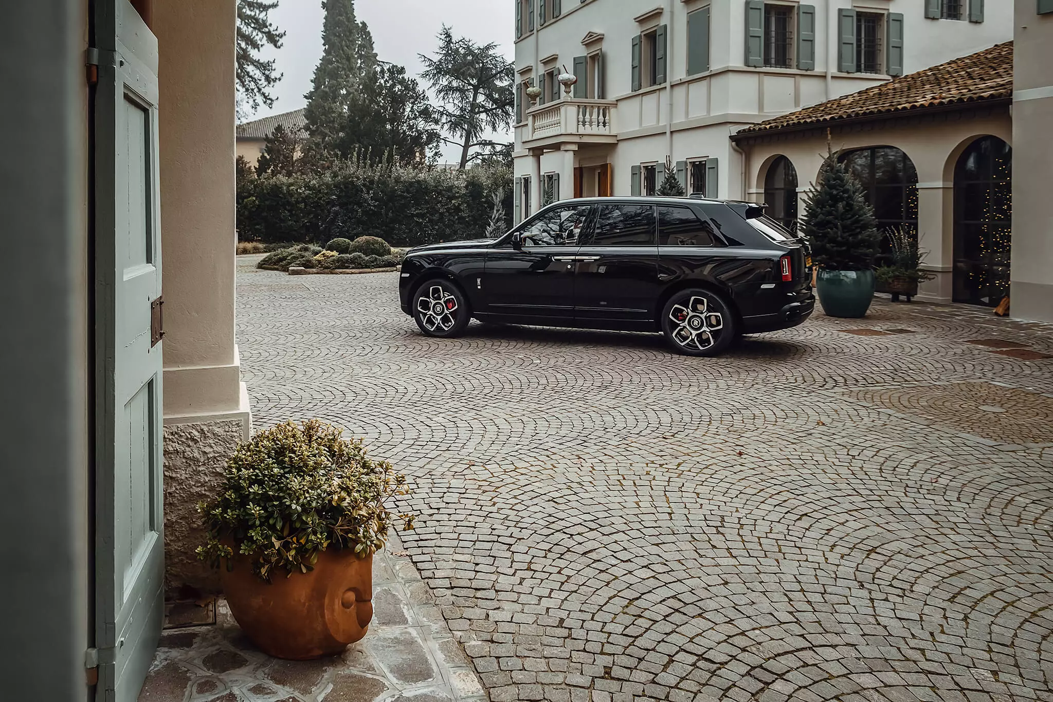 Insignia negra de Rolls-Royce Cullinan