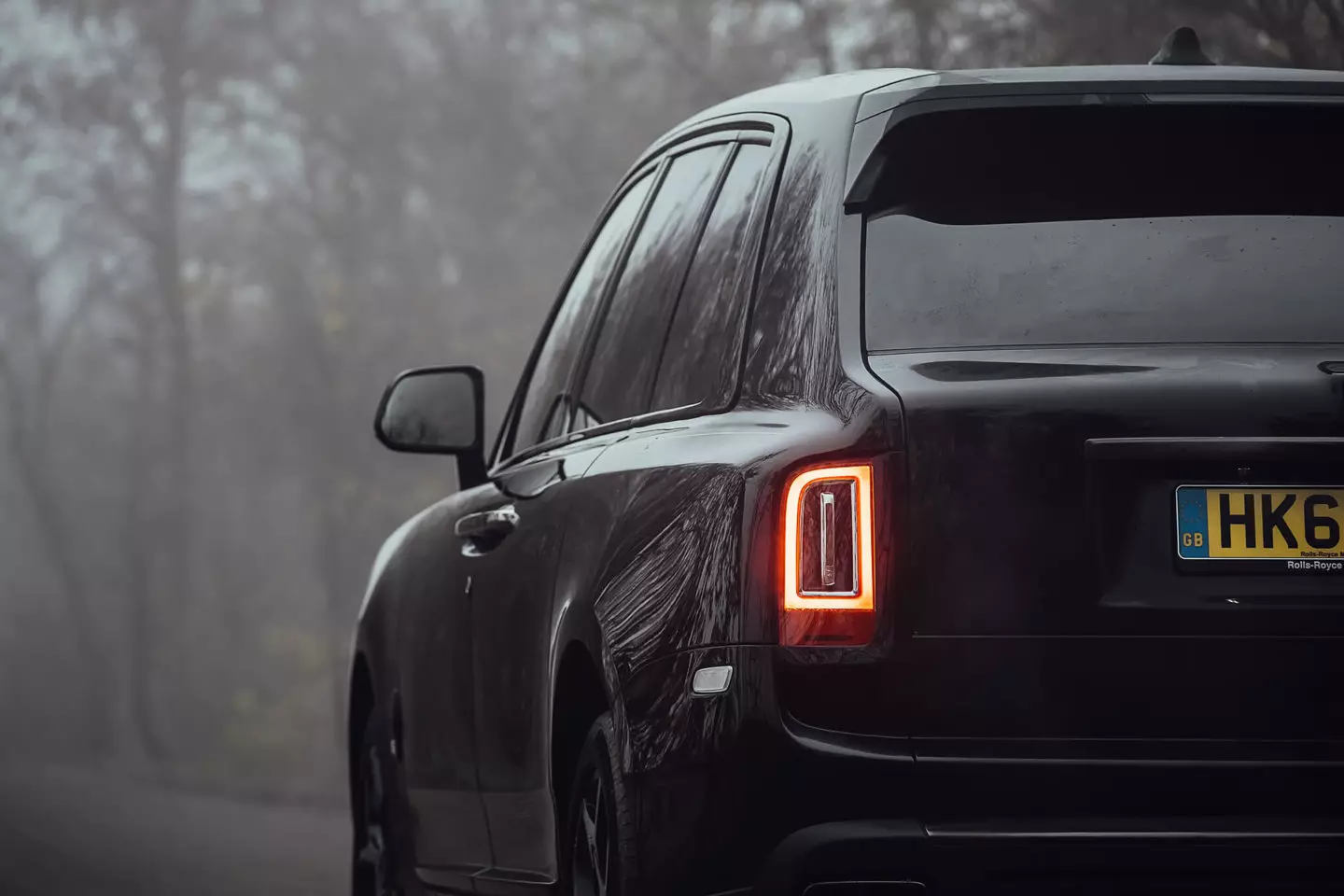 Insignia negra de Rolls-Royce Cullinan