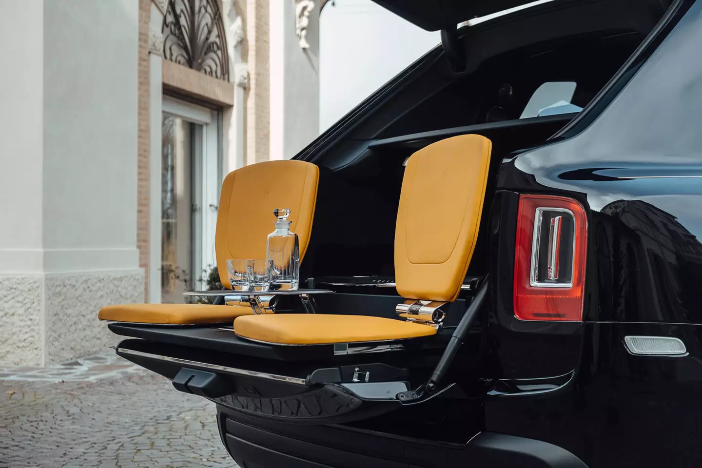 Insignia negra de Rolls-Royce Cullinan