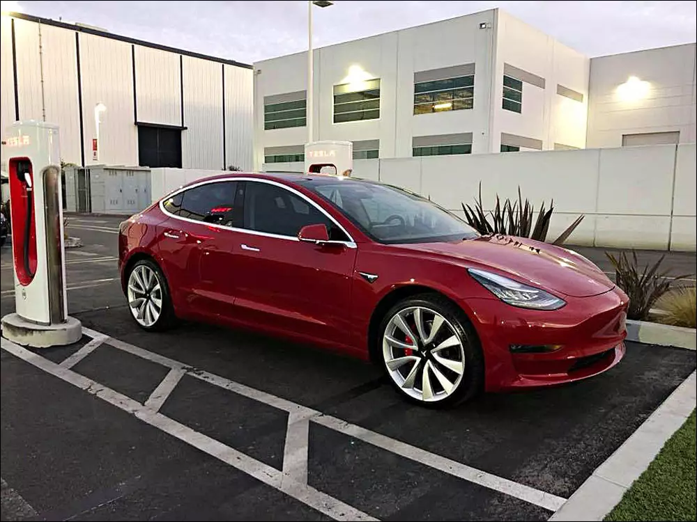 Tesla Model 3 goşa motor öndürijiligi 2018