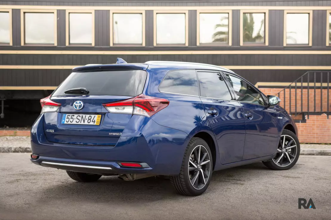 Toyota Auris Hybrid Touring Sports-ийн жолооны ард. Дизель түлшнээс өөр хувилбар уу? 9122_8