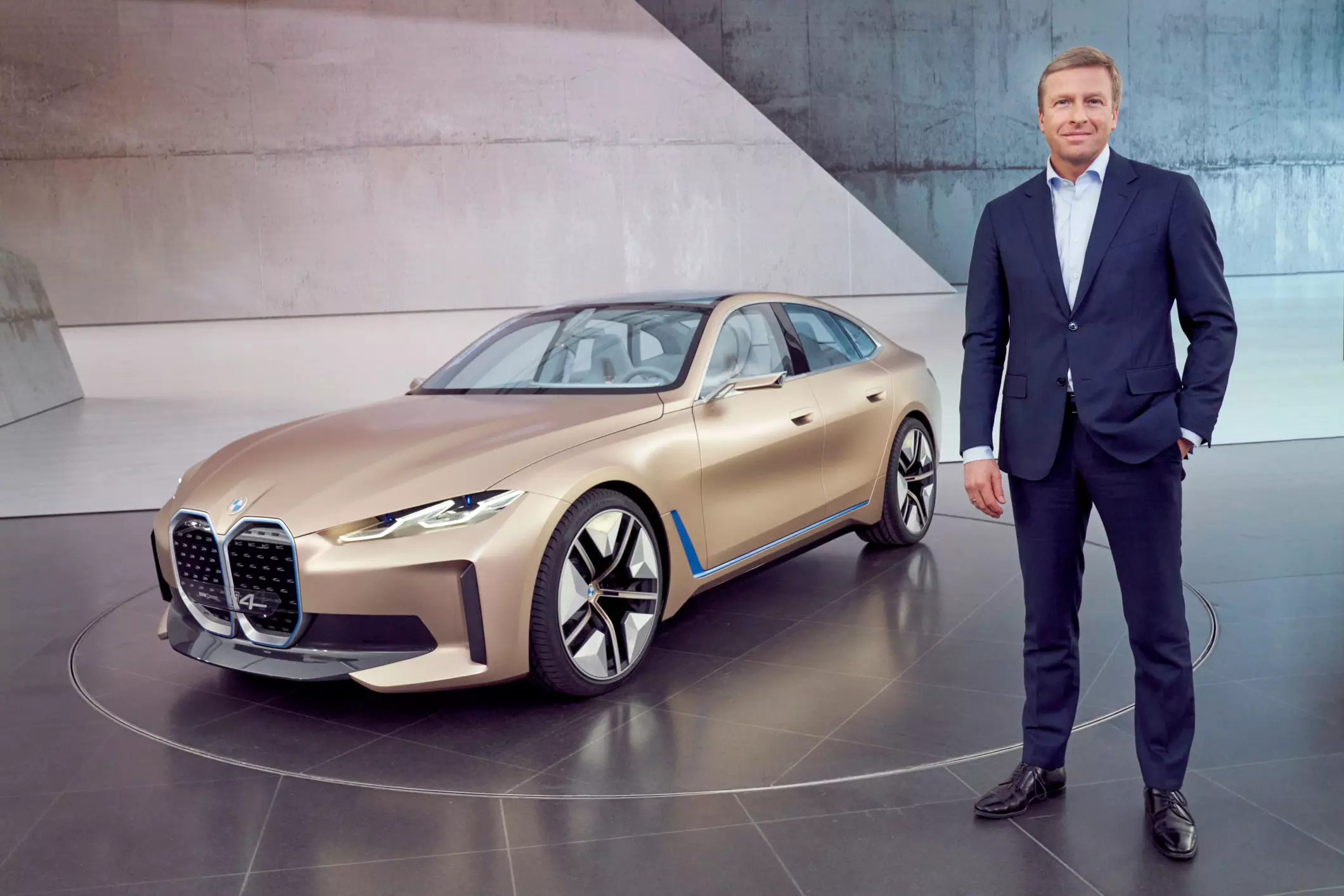 BMW Concept i4 брендтің бас директоры Оливер Зипсемен