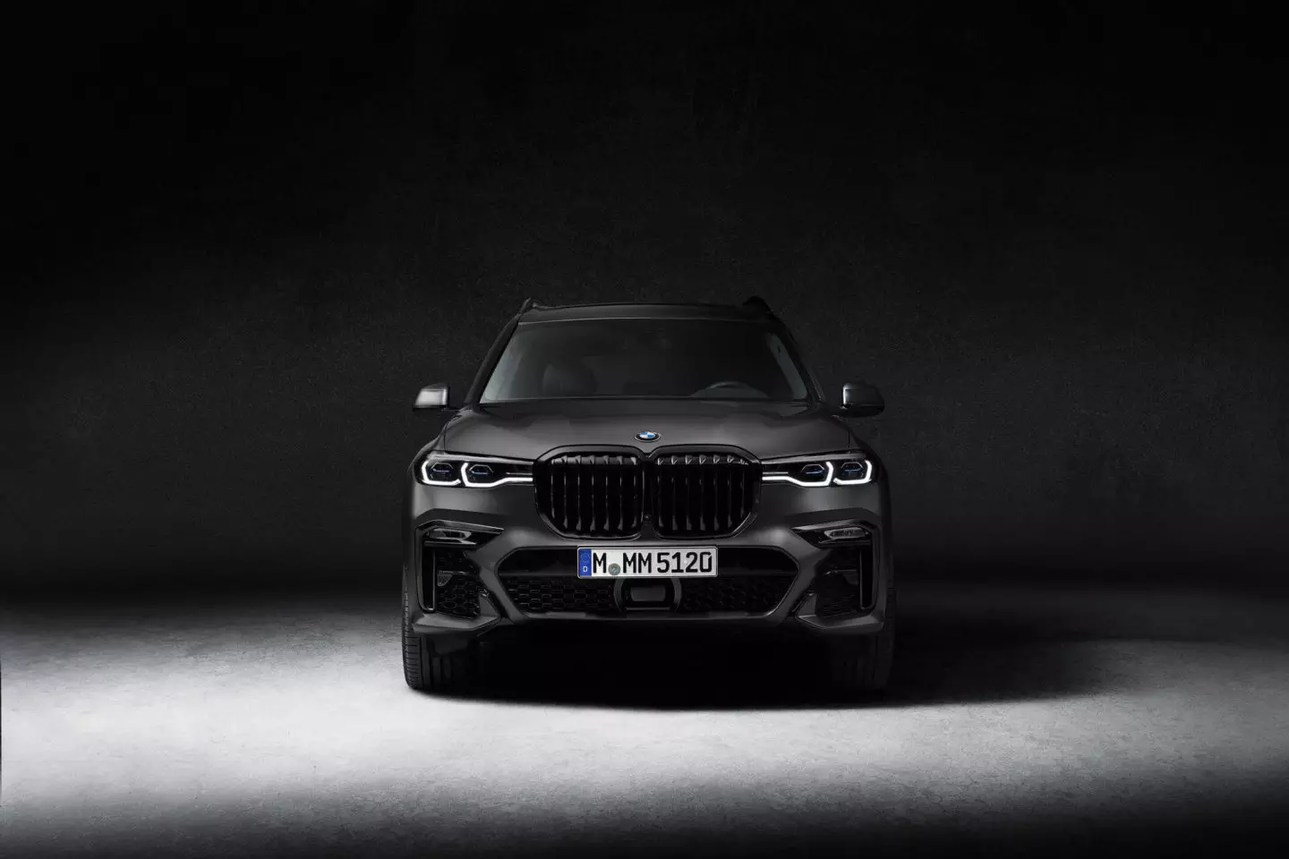 BMW X7 Edisi Bayangan Gelap