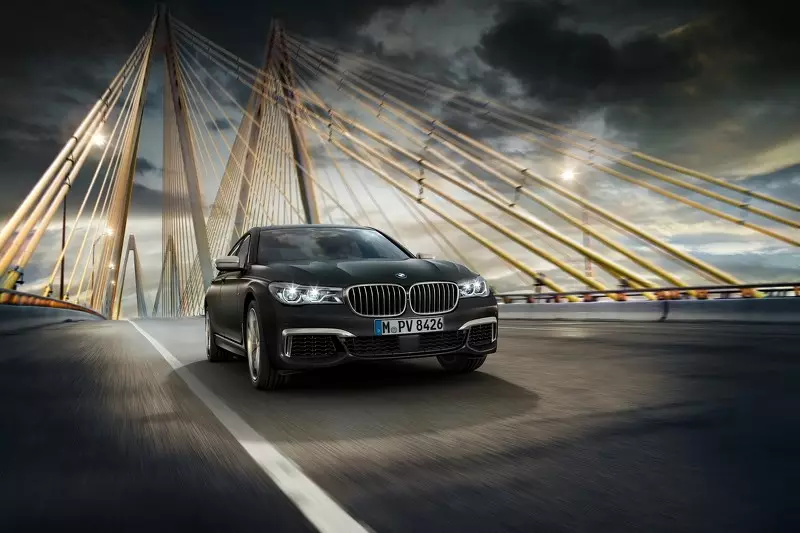 BMW M760Li xDrive: yenye nguvu zaidi kuwahi kutokea 9223_1