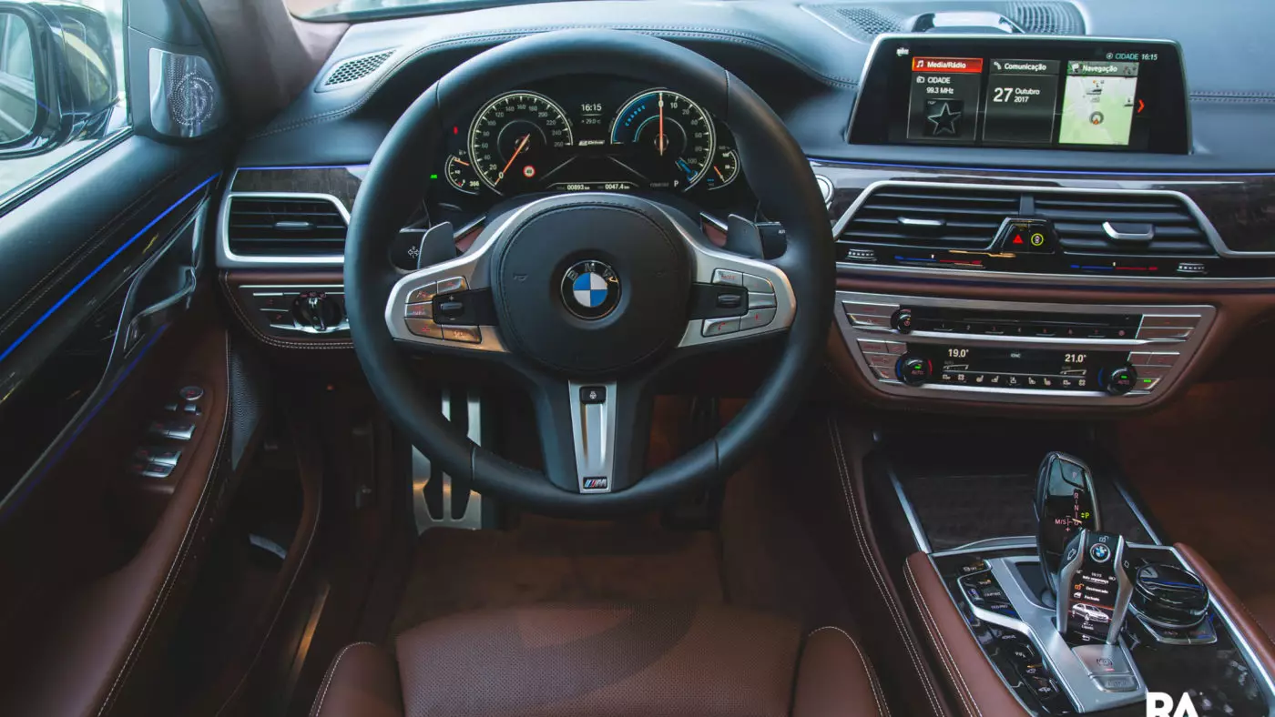 테스트. BMW 740e iPerformance에는 4개의 실린더가 있으며 주전원에 연결됩니다. 9225_8