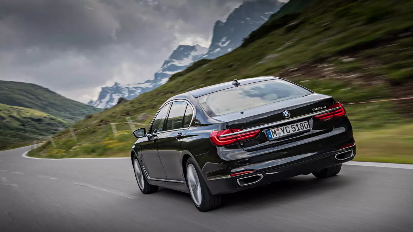 BMW 7 سيريز 2016