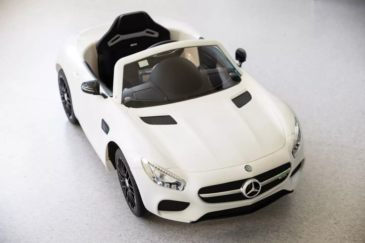 Mercedes-AMG GT லூரெஸ் மருத்துவமனைக்கு வழங்கப்பட்டது