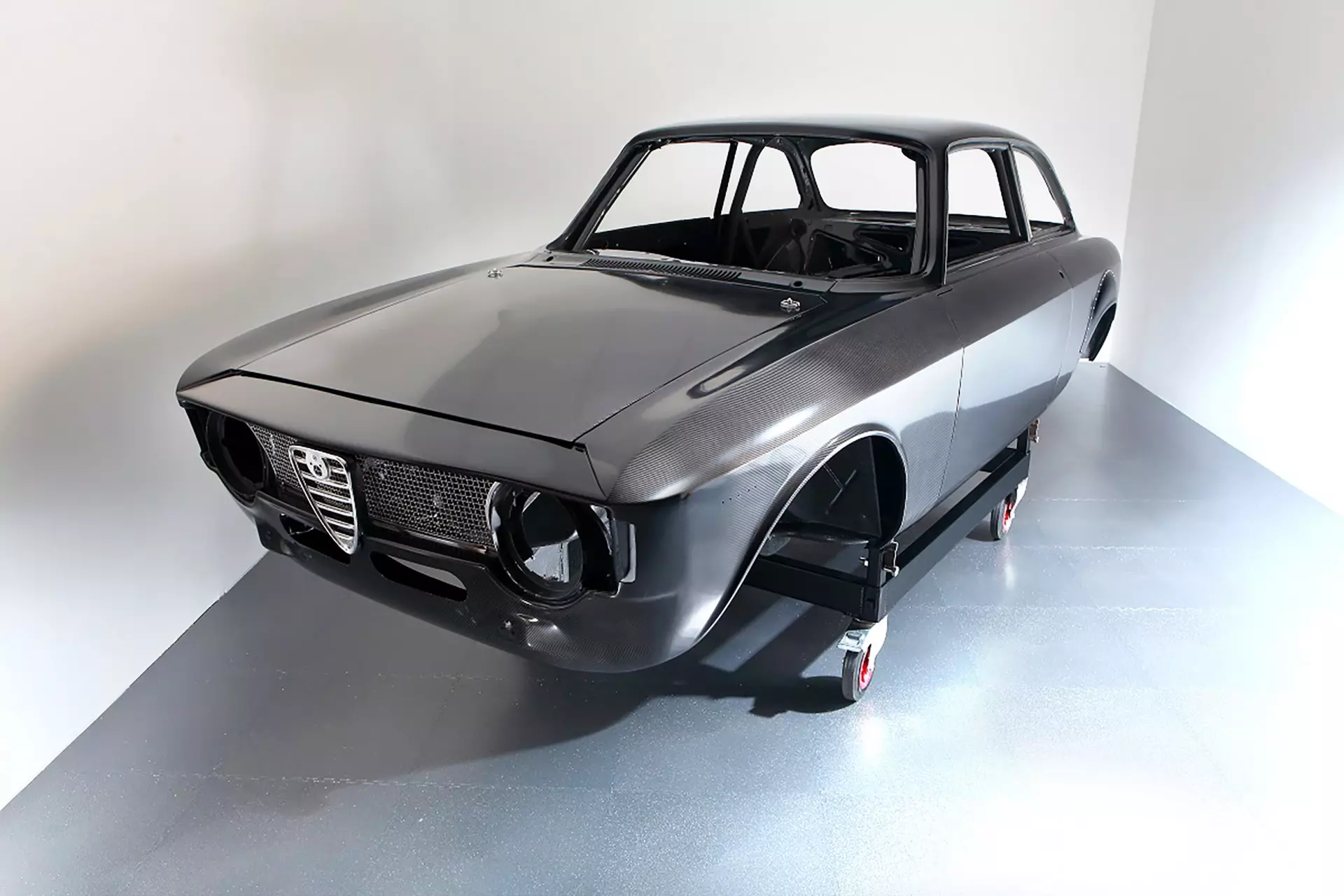 Alfaholics GTA-R 300 carbon fiber bodywork