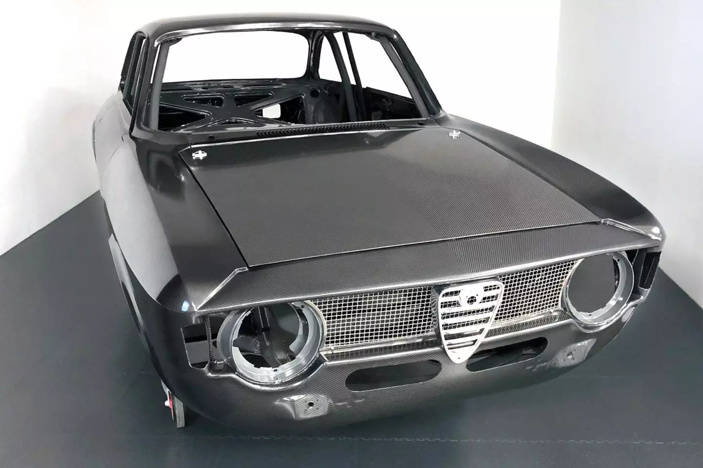 Alfaholics GTA-R 300 carbon fiber bodywork