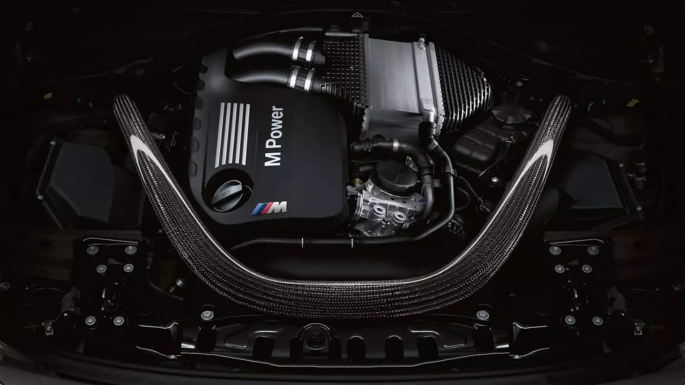 BMW M3 CS — engine