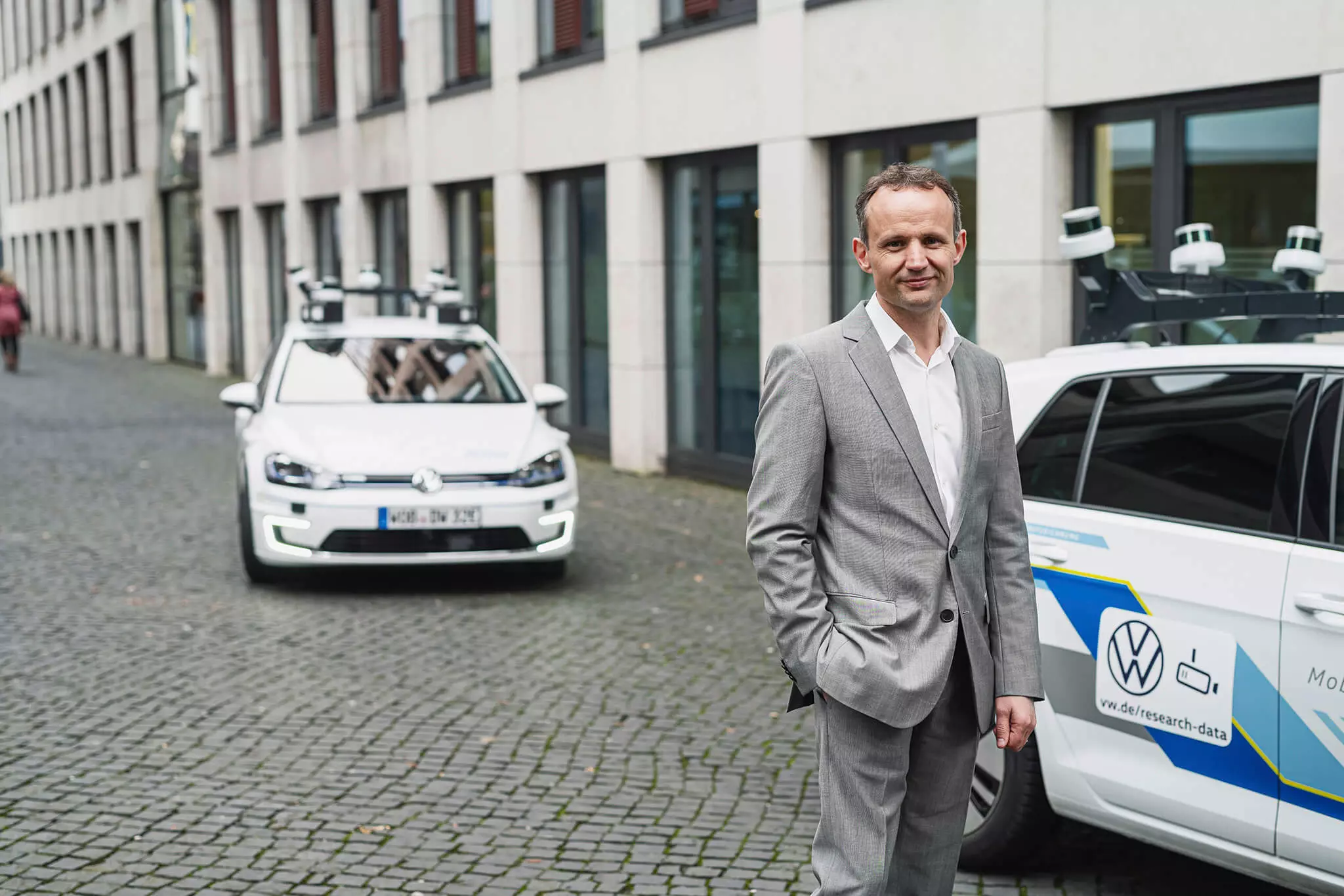 Alexander Hitzinger, ຮອງປະທານອາວຸໂສຂອງ Autonomous Driving ຢູ່ກຸ່ມ Volkswagen ແລະ ຫົວໜ້າຝ່າຍບໍລິຫານຍີ່ຫໍ້ສຳລັບການພັດທະນາເຕັກນິກຂອງລົດ Volkswagen Commercial