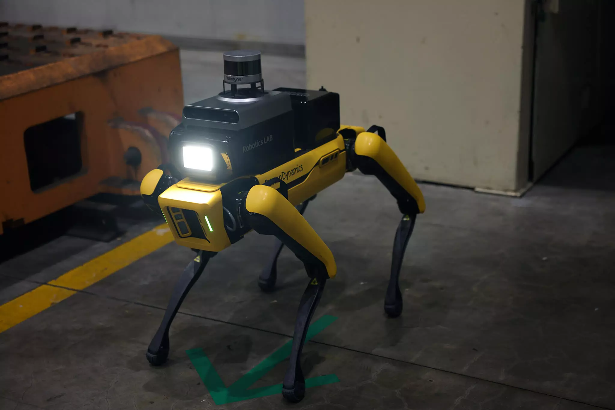 רובוט שירות בטיחות במפעל יונדאי