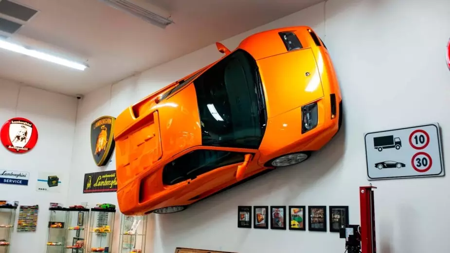 কোল্ড স্টার্ট। এই Lamborghini Diablo VT একটি দেয়ালে ঝুলানো হয়েছে এবং বিক্রির জন্য রয়েছে