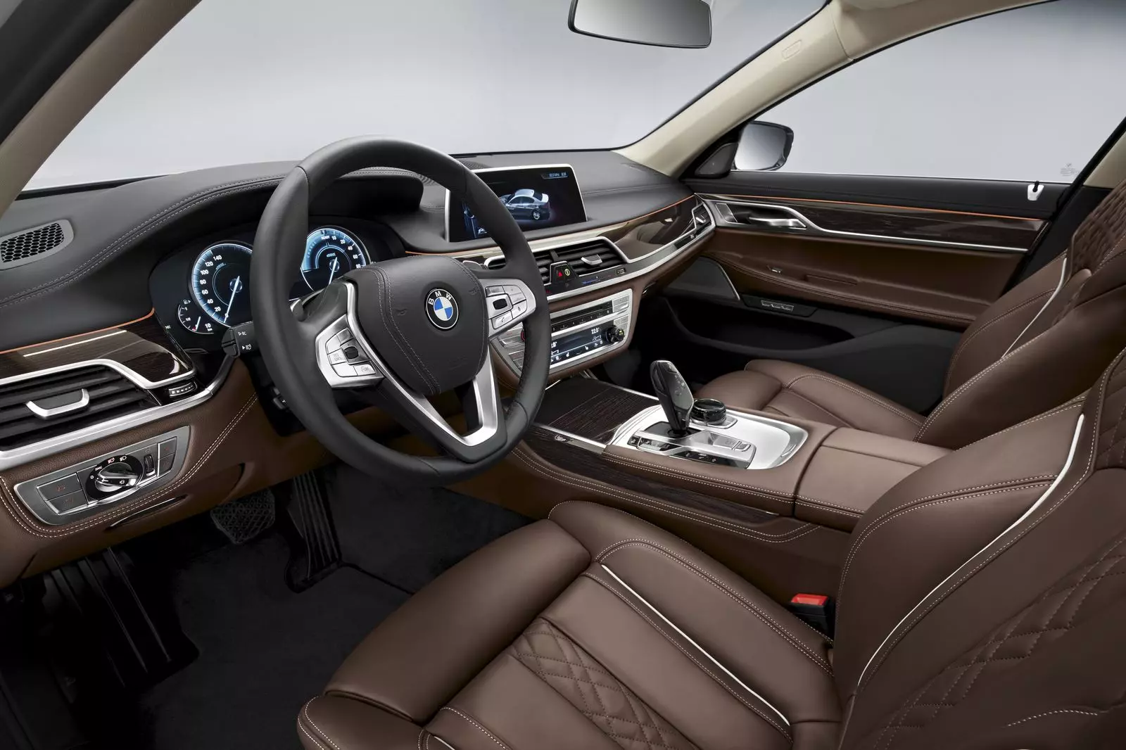 BMW 740e — интериор