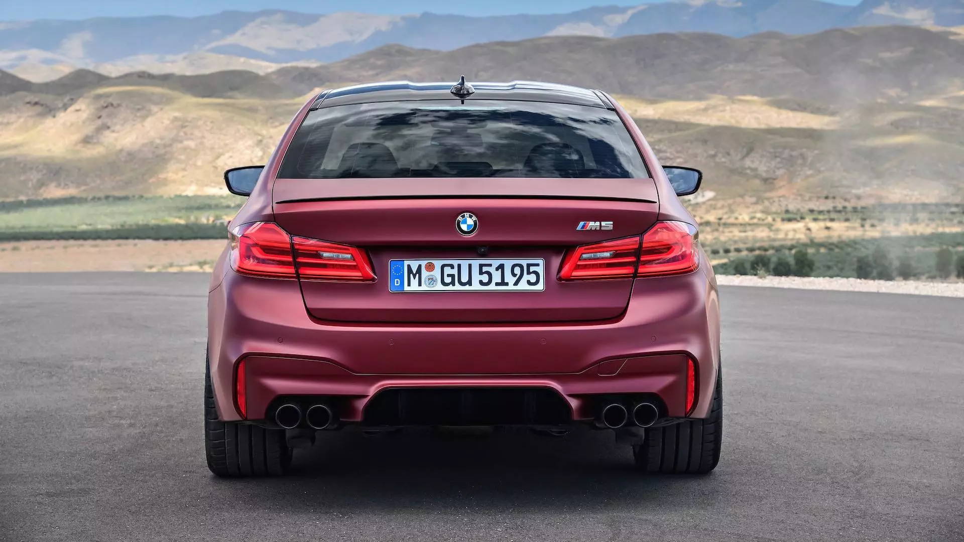 BMW M5 биринчи чыгарылышы