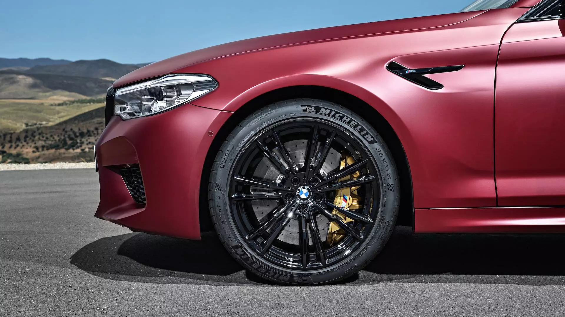 BMW M5 биринчи чыгарылышы