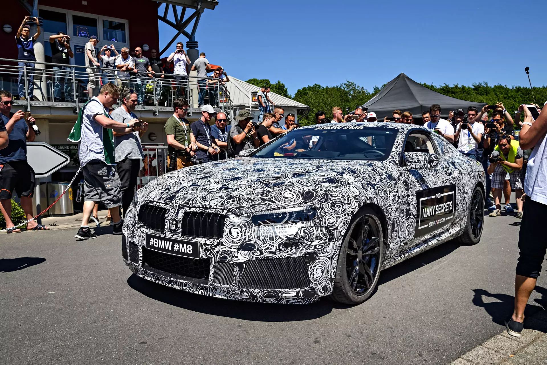 2017 BMW M8 тийзър