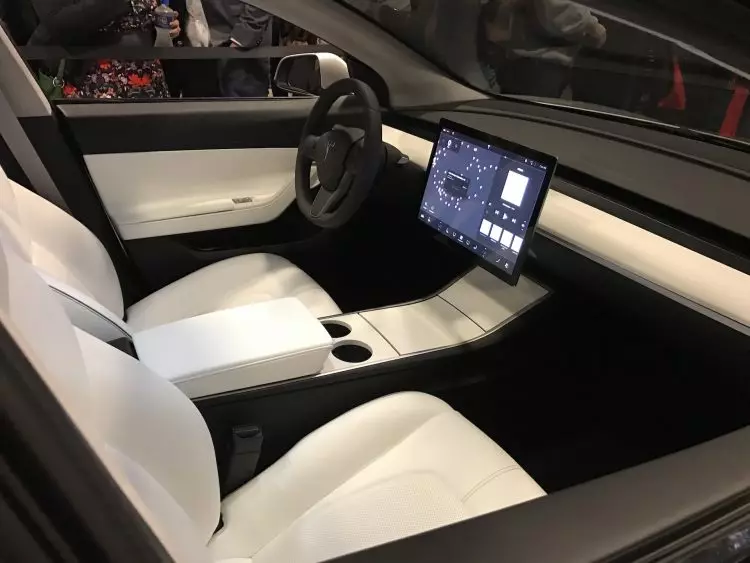 2017 Tesla Model 3 iekštelpās