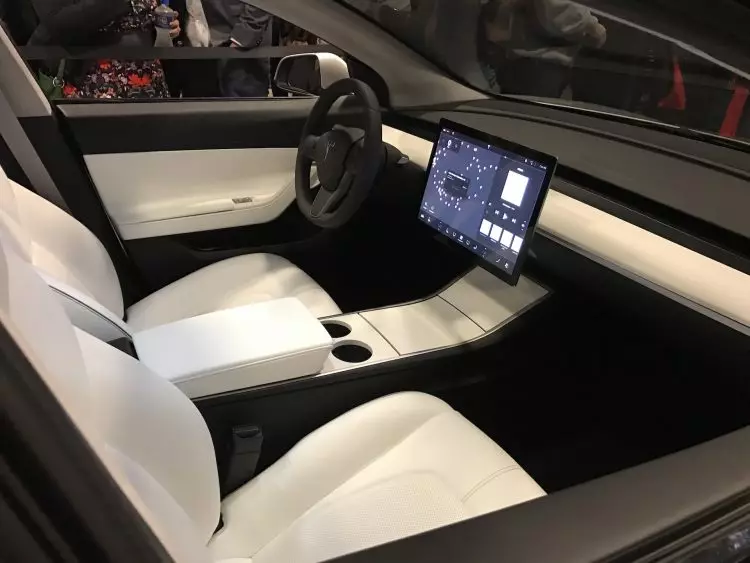 2017 Tesla Model 3 jaýyň içinde